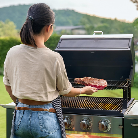 Should You Cook Steaks with the Grill Open or Closed?